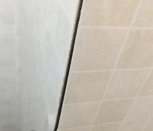 五峰瓷砖空鼓维修公司分享阳台瓷砖脱落的修复过程可以分为以下几个步骤