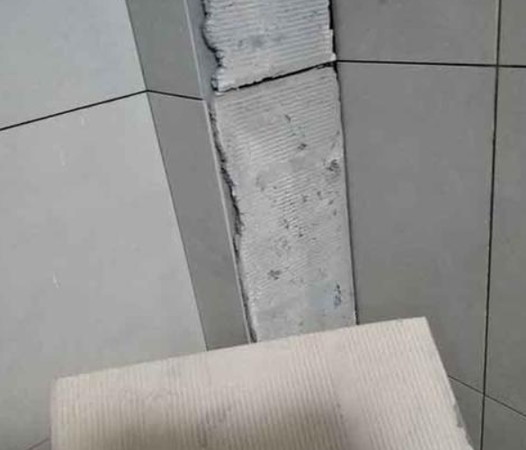 五峰瓷砖空鼓维修公司分享下厨房瓷砖脱落的补救措施。